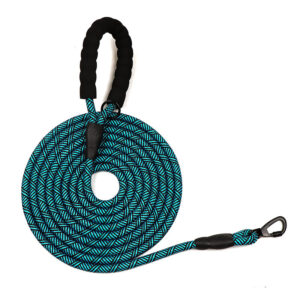 Guinzaglio lungo blu e nero arrotolato su sfondo bianco, con manico imbottito nero in alto e clip in metallo nero in basso