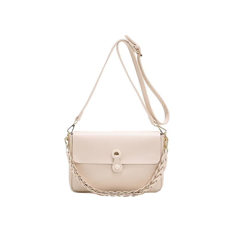 Borsa a tracolla bianco panna con patta, linguetta tonda con bottone e fascia intrecciata sottile sul davanti