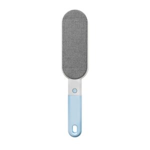 Spazzola togli peli con tampone in tessuto grigio e manico blu su sfondo bianco