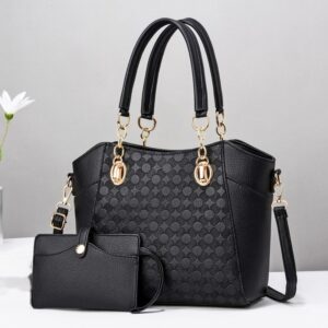 Borsa a spalla nera con motivo in rilievo, due manici con anelli color oro e tracolla, con il borsellino nero davanti