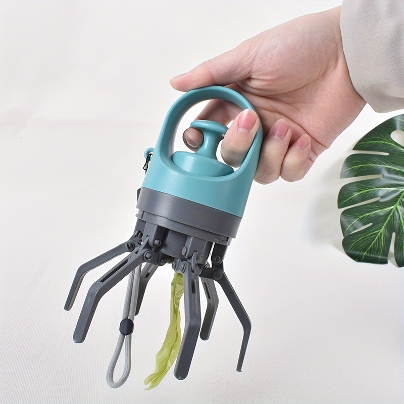 Mano che tiene il raccoglitore con gli artigli aperti e un sacchetto verde che esce