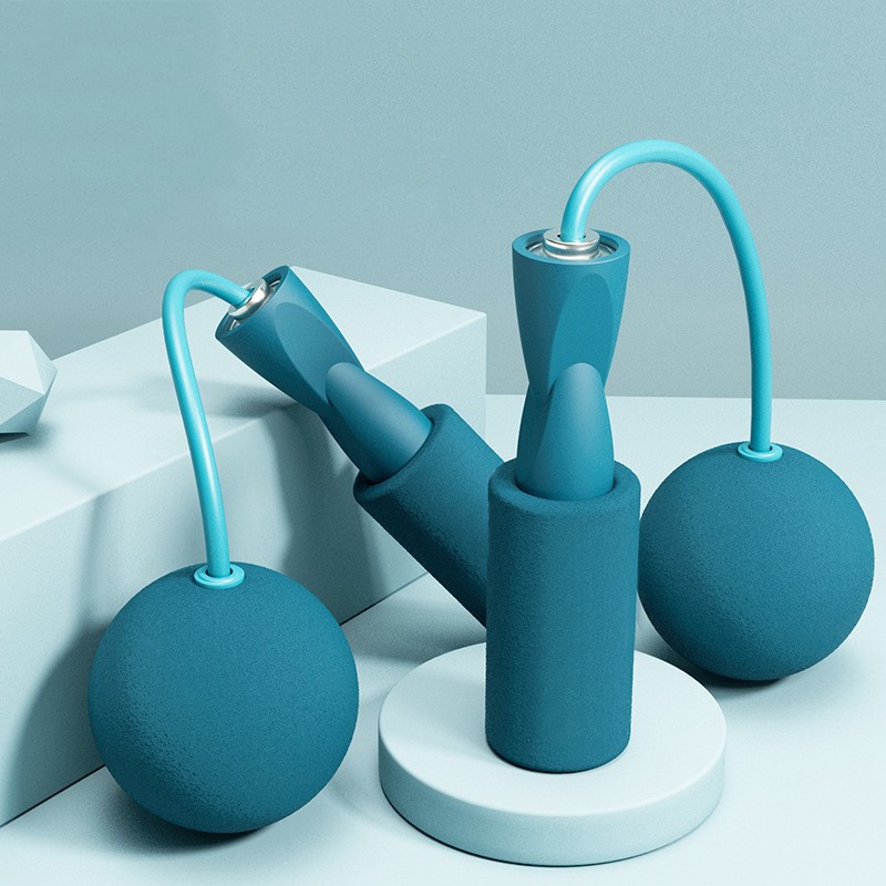 Maniglie e palline verde acqua su un supporto azzurro chiaro