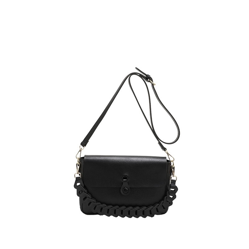 Borsa a tracolla nera con tracolla lunga e sottile, linguetta tonda e fascia intrecciata spessa sul davanti