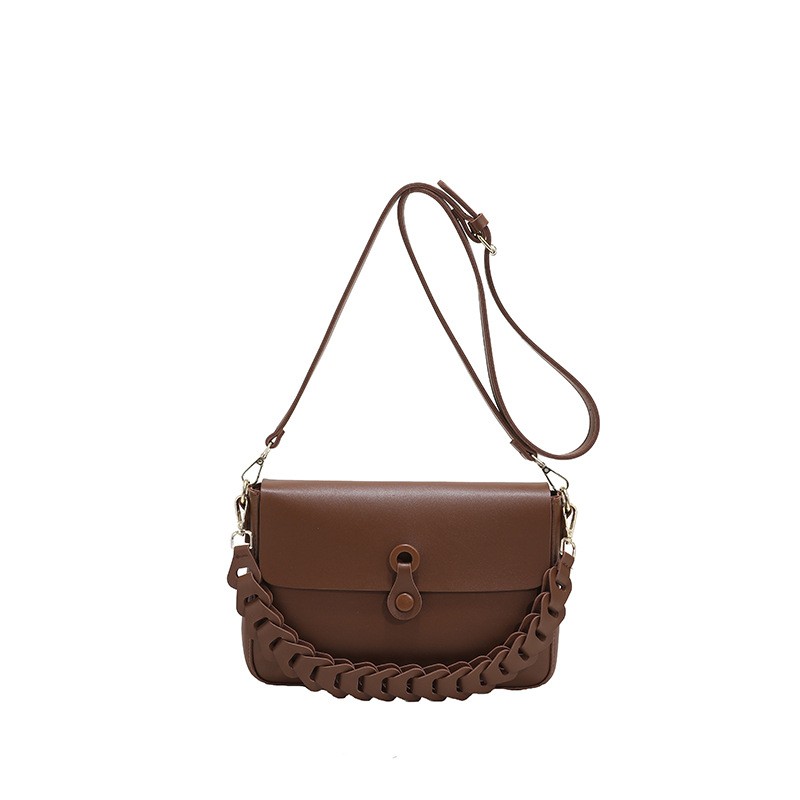 Borsa a tracolla marrone con tracolla lunga e sottile, linguetta tonda con bottone e fascia intrecciata spessa